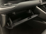 何かと便利なグローブボックス。メンテナンスノートや車検証、ちょっとしたメモと筆記用具等を入れておくとあればもしもの時にも便利ですね。