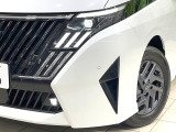 【LEDヘッドライト】悪天候や夜間走行時も良好な視界を確保し安心して運転できる高輝度LEDヘッドライトを装備!点灯速度が早く、消費電力も抑えられています。