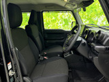 前席は視界が広く、運転席から前方や周囲を確認しやすいレイアウトです。シートは落ち着いた色合いで、座面や背もたれの形状も見て取れます。助手席側からの乗り降りもしやすい空間です。
