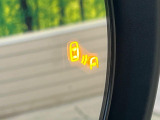 【ブラインドスポットモニター】走行中、ドアミラーの死角になりやすい箇所に後続車が接近するとサイドミラー付近に警告を表示、ドライバーに注意喚起をしてくれます。