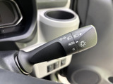 方向指示やライト類のマークが見やすく配置され、運転中にも操作位置を確認しやすい設計です。表示を目で追いやすく、日常の運転をサポートします。