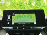 後方の映像と車両周辺の表示を画面で確認でき、駐車時の安全確認をサポートします。目安となるガイド線も表示され、周囲を確認しながら操作しやすい装備です。