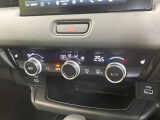 【オートエアコン】一度お好みの温度に設定すれば、車内の温度を検知し風量や温度を自動で調整。暑い&hellip;寒い&hellip;と何度もスイッチ操作をする必要はありません。快適な車内空間には必須の機能ですね♪