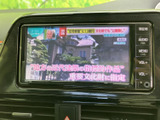 テレビ番組を画面で視聴できる装備です。お出かけ先での休憩中など、停車している時間に映像を楽しめるのがうれしいポイント。日常の移動に便利さを添えてくれます。