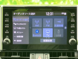 AM・FMやテレビ、Bluetooth、USBなど複数の音源を画面から選べます。項目が見やすく並び、聴きたい音源を選択しやすい構成で、日々の移動を便利にサポートします。
