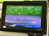 後方の様子をモニターで確認でき、駐車時やバックでの切り返しをサポートします。周囲の状況を見ながら、落ち着いて後退操作を行いたい方に便利です。