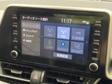 AM・FMや交通情報などの選択肢が画面に表示され、USB、Bluetooth、Miracastの項目も確認できます。