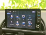 FM・AMやテレビのほか、スマートフォン連携など複数のメニューを一覧表示。使いたい音源や機能を画面上で選びやすく、日常の移動を便利にサポートします。