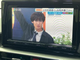 停車中にテレビ番組を視聴でき、待ち時間なども車内で過ごしやすくなります。画面に番組内容が表示され、見たい情報を確認しやすいのも便利なポイントです。ご利用時は停車してお楽しみください。
