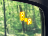 【ブラインドスポットモニタリング】走行中、ドアミラーの死角になりやすい箇所に後続車が接近するとサイドミラー付近に警告を表示、ドライバーに注意喚起をしてくれます。