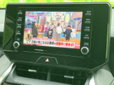 テレビ番組を画面で視聴できる装備です。停車中の休憩時間などに映像を楽しめるため、待ち時間も車内で過ごしやすく、日常のさまざまな場面で便利にお使いいただけます。