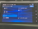 ラジオやテレビ、Bluetooth Audioなど、選べる音源が画面上に一覧表示されます。使いたい項目を確認しやすく、日々の移動中に好みの音楽や番組を楽しめる装備です。