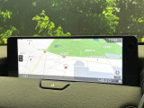 【12.3インチマツダコネクト】車内の雰囲気にマッチした大型ディスプレイ。スマホ接続でのナビ使用やBluetooth再生等、様々な機能が楽しめます。直感的なダイヤル操作が可能で、使い勝手も良好です。