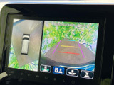 車両周囲の映像と後方の映像を画面で確認でき、駐車時の周囲確認をサポートします。目安となるガイド線も表示されるため、狭い場所での切り返しや駐車に便利です。