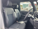運転席まわりは前方への視界が広く、周囲の状況を把握しやすい室内です。シートには柄の異なる生地が組み合わされ、身体を預けやすい形状で日々の移動を支えます。