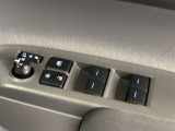 格納式リモコンドアミラーと、パワーウィンドウマスタースイッチです。車内の換気も運転席から簡単に行えます。