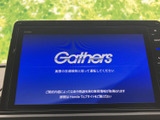 大きく見やすい画面を備えたナビ・オーディオで、目的地設定や音楽再生などをまとめて扱えます。画面表示と本体側のボタンを使い分けられ、日常の操作にも便利です。