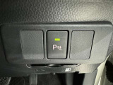 コーナーセンサーを車の前後に装備。障害物までの距離に応じて警告音を変えてお知らせ。縦列駐車時や駐車場・車庫などでの取り回しをサポートします。詳細は販売店スタッフまでおたずねください。