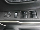 運転席のパワーウインドスイッチで全席窓の開閉・ロック操作ができます。