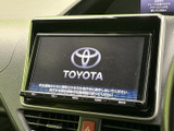 ダッシュボード中央に画面と関連ボタンがまとまり、運転席から確認しやすい配置です。ナビやオーディオを使う際も表示を把握しやすく、日常の移動をサポートします。