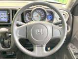 インテリアに合わせたデザインのステアリングは、運転される方のことも考え、運転しやすい形状、大きさです。是非一度、実際に触ってお確かめください。