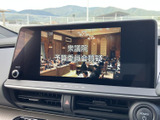 画面にテレビ番組が表示され、停車中に映像やテレビを視聴したいときに活用できます。大きく見やすい画面で、車内でのひとときを過ごせます。