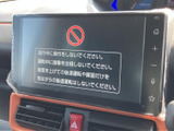 大きく見やすい画面と、ホームや音量などのタッチ操作部を備えています。画面表示に沿って機能を選びやすく、毎日の移動に便利な情報確認やオーディオ操作に活用できます。操作時は停車してご利用ください。