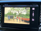 テレビ映像を楽しめる画面を備えており、停車中の休憩時間に番組を視聴できます。画面で映像を確認しながら、車内で過ごすひとときをゆったり楽しめる便利な装備です。