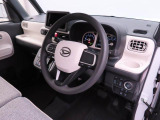 ステアリングスイッチ付きです。運転中に前方から目を離すことなく、オーディオの操作ができるので、安全な走行をサポートします。