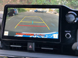 画面いっぱいに車両後方の映像が表示され、駐車時に後ろの様子を確認するのに役立ちます。ガイド線も表示されるため、周囲を確かめながら駐車しやすい装備です。
