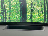 【カラーヘッドアップディスプレイ】現在の速度や走行情報をデジタル表示で運転席前方のガラスに投影!カラー付きで視認性も高く、運転中目線をずらさず必要な情報を確認できるのでとっても便利で安心!