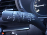 【オートワイパー機能】レバーをAUTOの位置にしているとき、レインセンサーが雨を感知すると、雨量に応じて、ワイパーが自動で作動します。