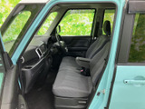 前席は座面が広く、運転席から助手席まで見渡しやすい室内です。窓から外の光が入り、足元もすっきりとした印象。落ち着いた色味のシートで日常の移動にもお使いいただけます。