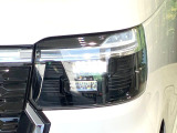 【LEDヘッドライト】悪天候や夜間走行時も良好な視界を確保し安心して運転できる高輝度LEDヘッドライトを装備!点灯速度が早く、消費電力も抑えられています。