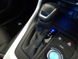 【CVT】無段変速機という意味です。 オートマミッションの中でも、ギヤによる変速をしないので、その分燃費が上がり経済的☆