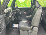 前席は視界が広く、運転席と助手席の両方から前方を確認しやすいレイアウトです。落ち着いた色合いのシートと足元のゆとりがあり、毎日の通勤やお出かけでもリラックスしてお過ごしいただけます。