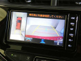 パノラミックビューモニターを装備。クルマを真上から見るように周囲を確認できます。
