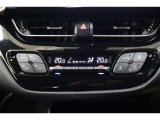 運転席と助手席、それぞれ温度調節ができ、オールシーズン快適なオートエアコンとなっております!