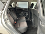 後席からも前方まで視線が抜け、車内の様子を把握しやすいレイアウトです。落ち着いた色合いのシートとドアまわりが調和し、複数人での移動にもなじむ居心地のよい空間です。
