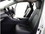 高いホールド性で運転姿勢が安定します。長距離ドライブでも疲れにくいのが魅力です。快適なドライビングライフをお送りください♪
