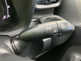 レバー上の表示が見やすく、運転席から各種操作の位置を確認しやすい設計です。手元で扱いやすい位置にまとまっているため、日常の運転時にも迷いにくく、快適な操作を支えます。