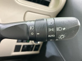 レバーには操作内容を示す記号が表示され、運転席から手元で確認しやすい配置です。走行中に視線を大きく外さず扱えるため、日々の運転時にも便利にお使いいただけます。