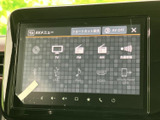 テレビやラジオに加え、Bluetooth、USB、HDMIなど複数のメニューが並びます。利用したい項目を画面から選びやすく、移動中の過ごし方に合わせて活用できます。