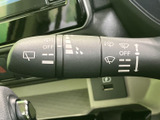 レバーに操作位置を示す表示がまとめられ、運転席から確認しやすい配置です。雨天時や窓の汚れが気になる場面でも、手元で操作位置を確かめやすく、日々の運転を支えます。