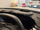 【ヘッドUPディスプレイ装備】運転中や作業中など、視線を大きく動かさずに必要な情報を確認できます。