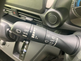 表示がレバー上にまとまり、運転席から各操作の目安を確認しやすい配置です。手の届きやすい位置に備わり、天候の変化に応じた日常の運転を支えます。
