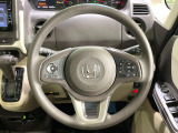 インテリアに合わせたデザインのステアリングは、運転される方のことも考え、運転しやすい形状、大きさです。是非一度、実際に触ってお確かめください。