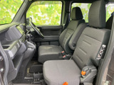 座面と背もたれにゆとりを持たせた前席で、運転席・助手席ともに落ち着いて座れる室内です。大きな窓から周囲を見渡しやすく、乗員それぞれが過ごしやすい空間に仕上がっています。