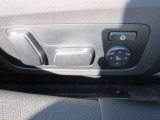 運転席メモリー付きフロント電動シート装備。