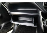 グローボックスに加え更に便利な収納スペースの助手席オープントレイがあります!